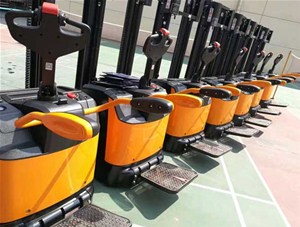  電動(dòng)堆高車(chē)，率生產(chǎn)工具！